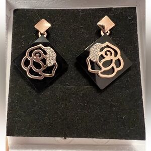 Elegant Black Stud Earrings with Rose Gold Flower Design